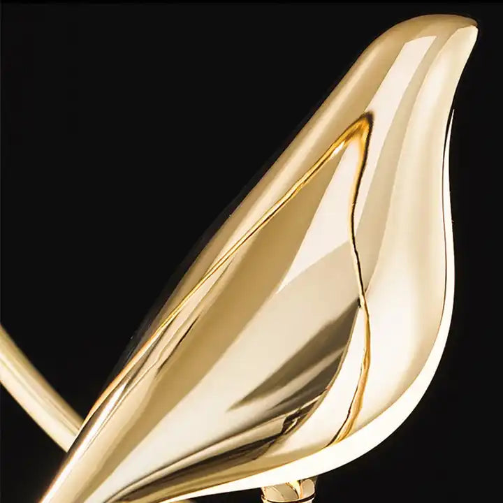 Stilvolle Pendelleuchte mit Goldenem Vogel Design
