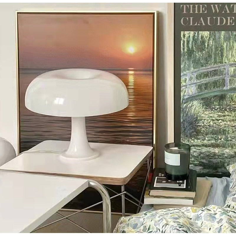 Minimalistische Tischlampe im skandinavischen Pilz-Stil