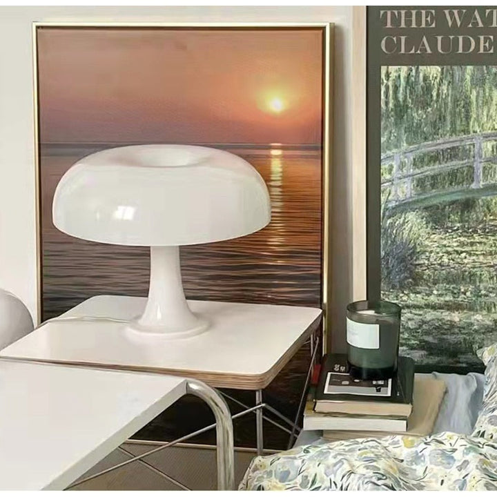 Minimalistische Tischlampe im skandinavischen Pilz-Stil