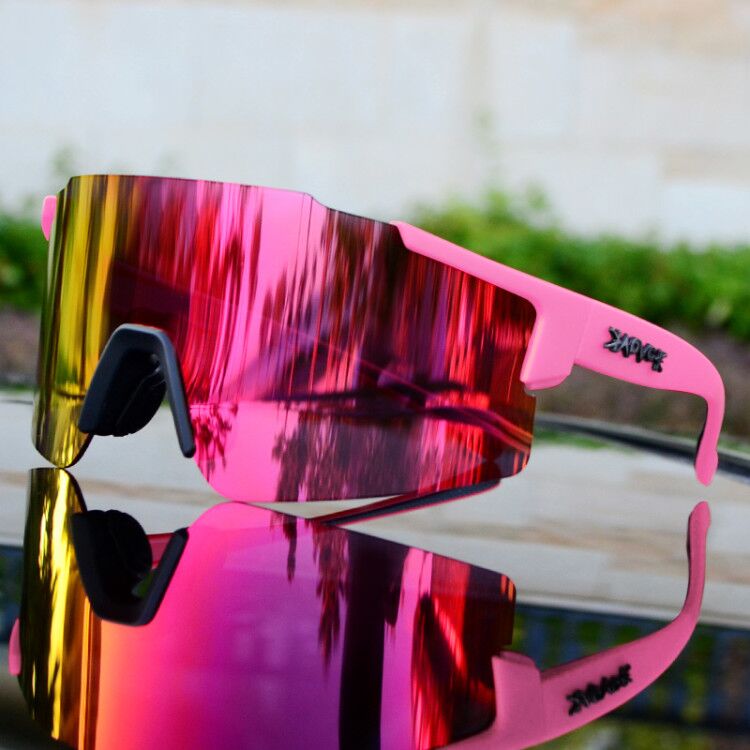 Rosa Sportsonnenbrille mit verspiegelten Gläsern, modisches Accessoire für Outdoor-Aktivitäten.