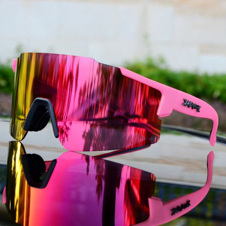 Rosa Sportsonnenbrille mit verspiegelten Gläsern, modisches Accessoire für Outdoor-Aktivitäten.
