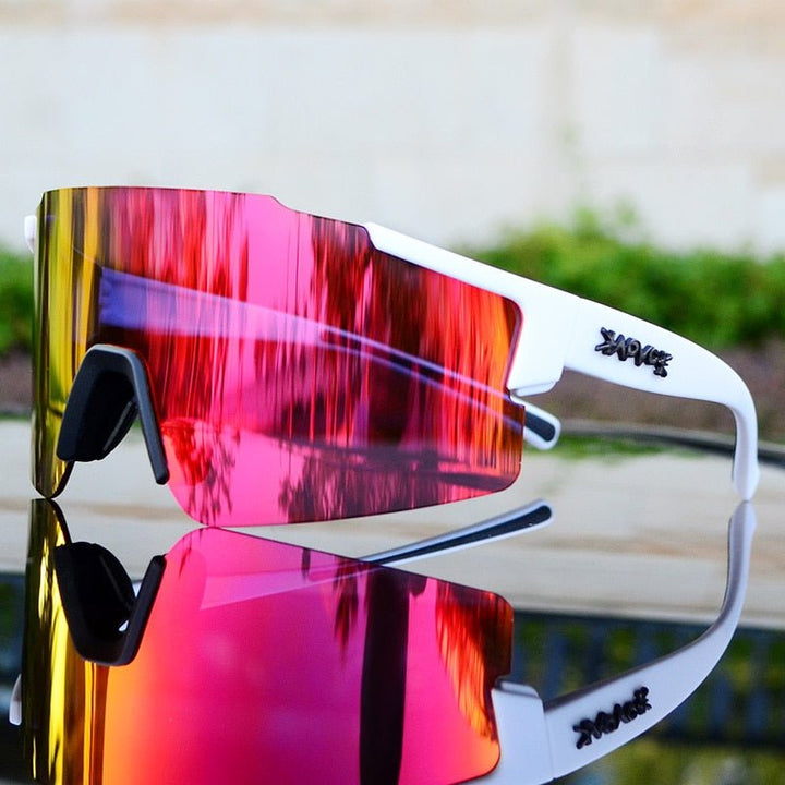 Weiße Sportsonnenbrille mit roten verspiegelten Gläsern, ideal für Radfahren und Outdoor-Aktivitäten.