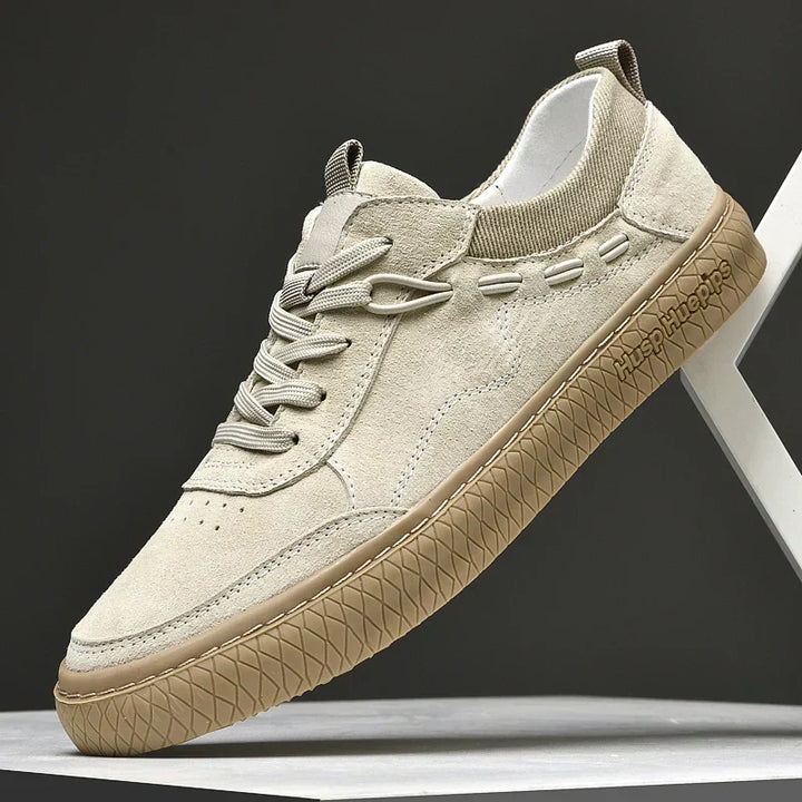 Beiger Herren-Sneaker aus Wildleder, rutschfest, modisch, ideal für Outdoor-Aktivitäten.