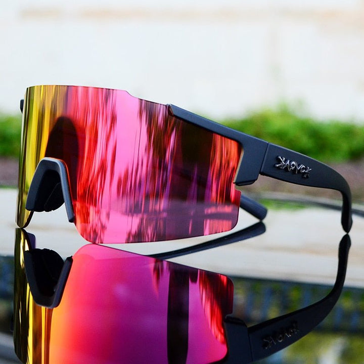 Sportsonnenbrille mit rotem Spiegelglas, schwarzem Rahmen, reflektierend, modisch, unisex.