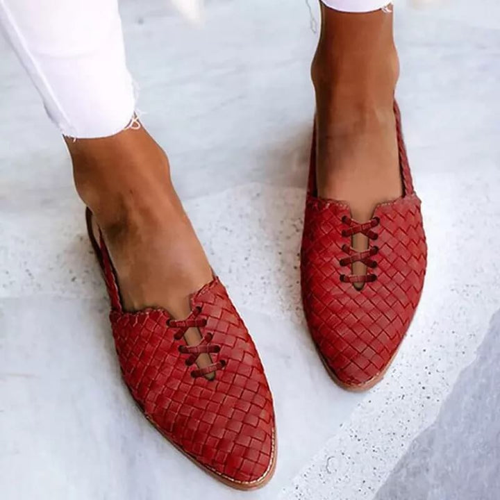 Rote geflochtene Damen-Slipper aus Leder, modische Sommerschuhe, bequem und stilvoll.