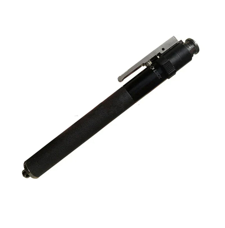 Schwarzer taktischer Stift mit Clip, robustes Design, ideal für Outdoor und Selbstverteidigung.