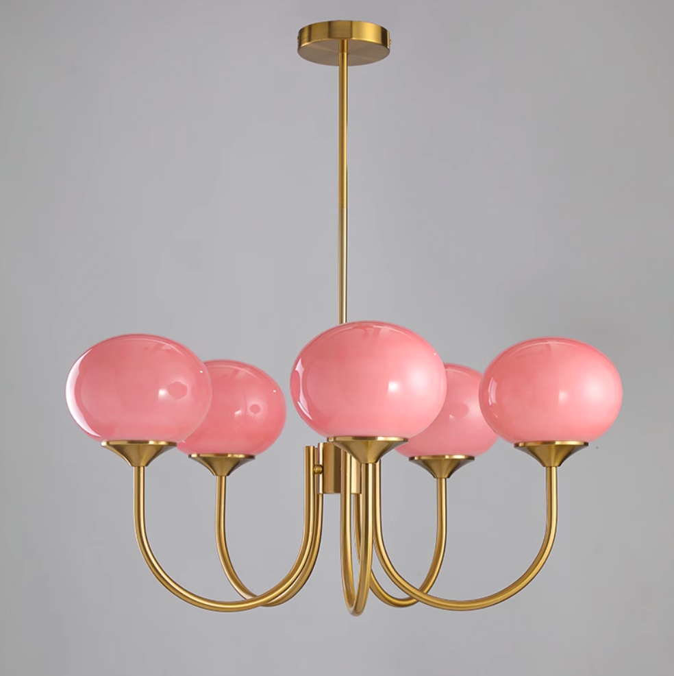 Goldene Kronleuchter mit rosa Glaskugeln, modernes Design, Wohnzimmerbeleuchtung.