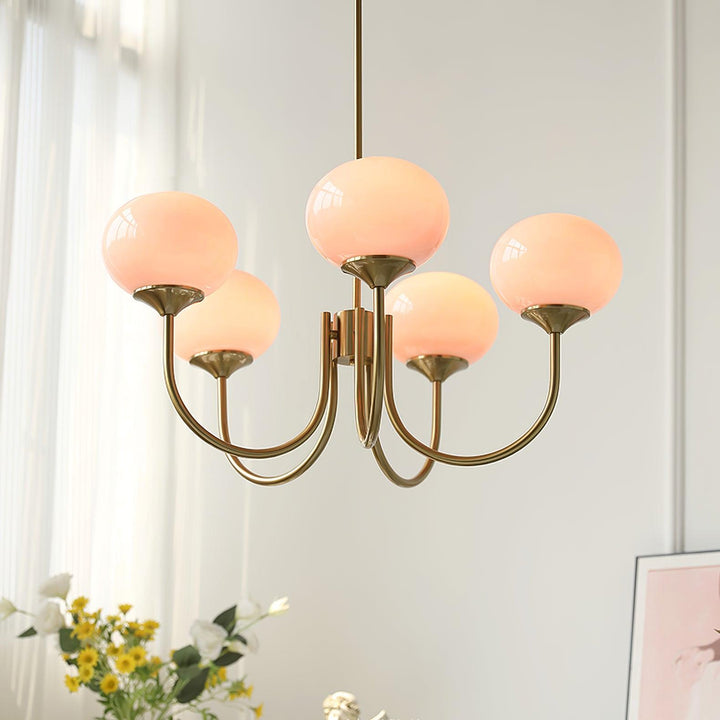 Goldener Kronleuchter mit rosa Glaskugeln, modernes Design, Wohnzimmerbeleuchtung.