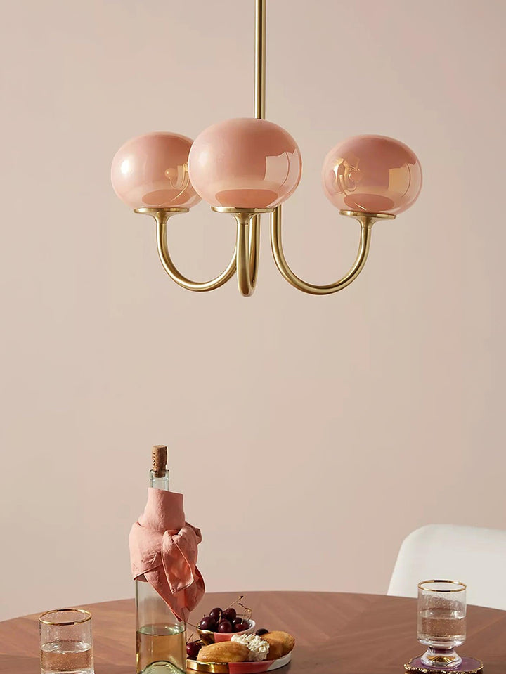 Stilvolle Kronleuchter mit Rosa Glasschirmen für Innenräume