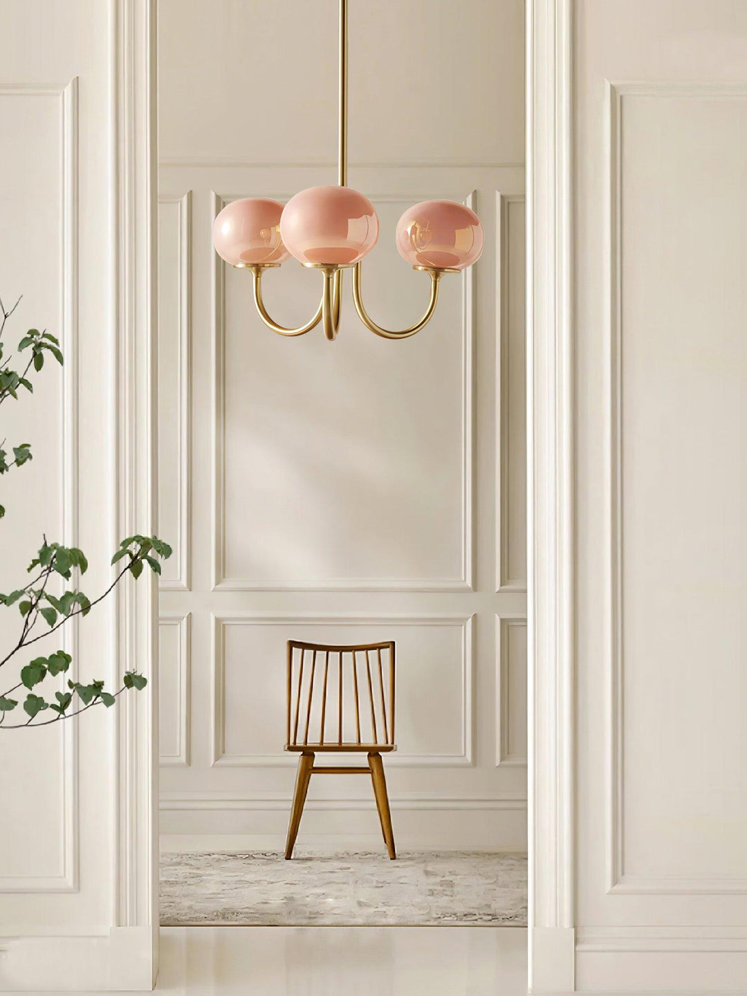 Rosa Kronleuchter mit goldenen Akzenten, modernes Design, hängend in elegantem Raum.