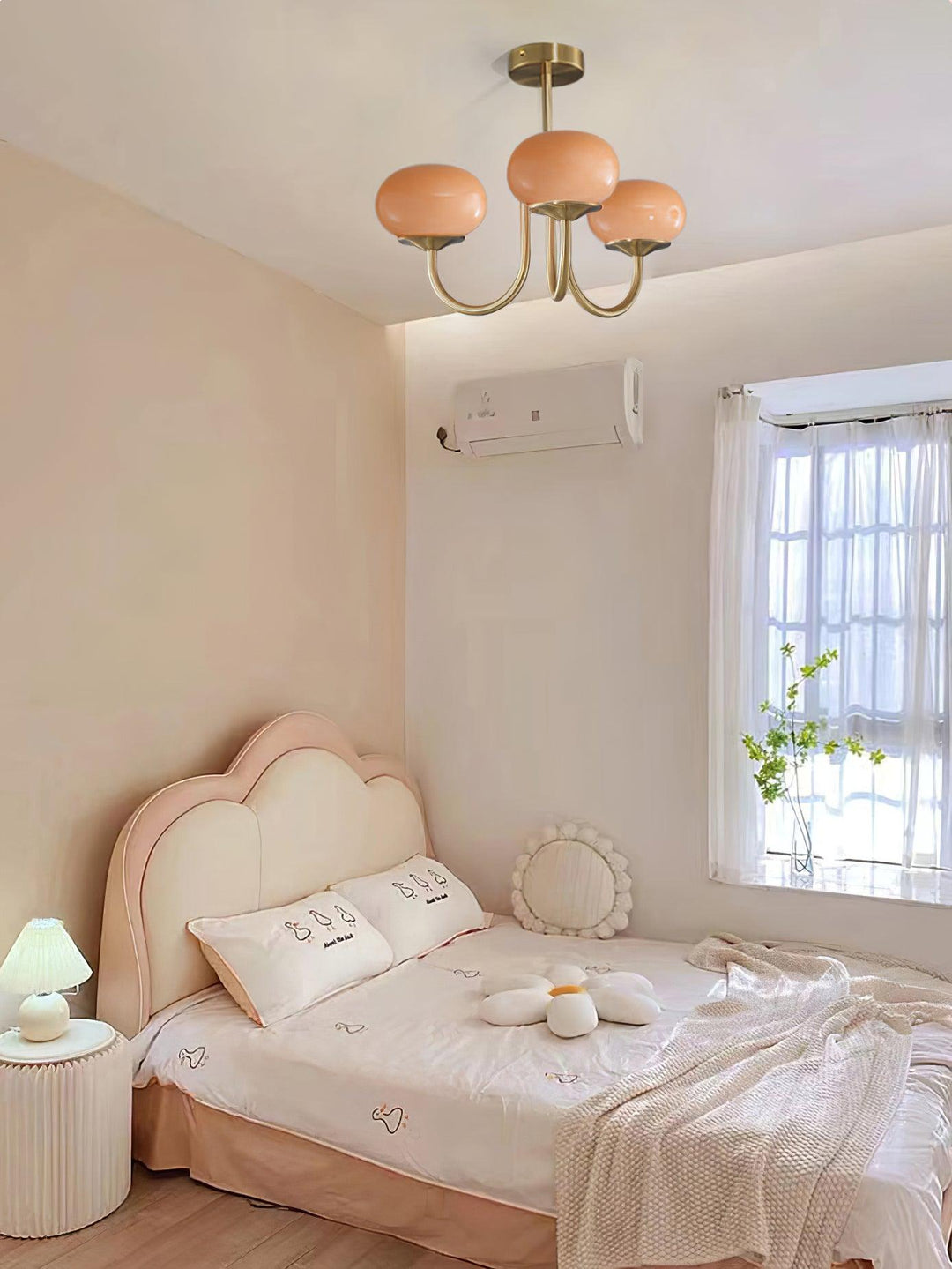 Rosa Kronleuchter im Schlafzimmer, modernes Design, Metall, Deckenleuchte, Inneneinrichtung.