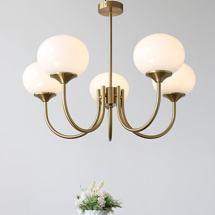 Goldene Kronleuchter mit fünf weißen Glaskugeln, modernes Design, Wohnzimmerbeleuchtung.