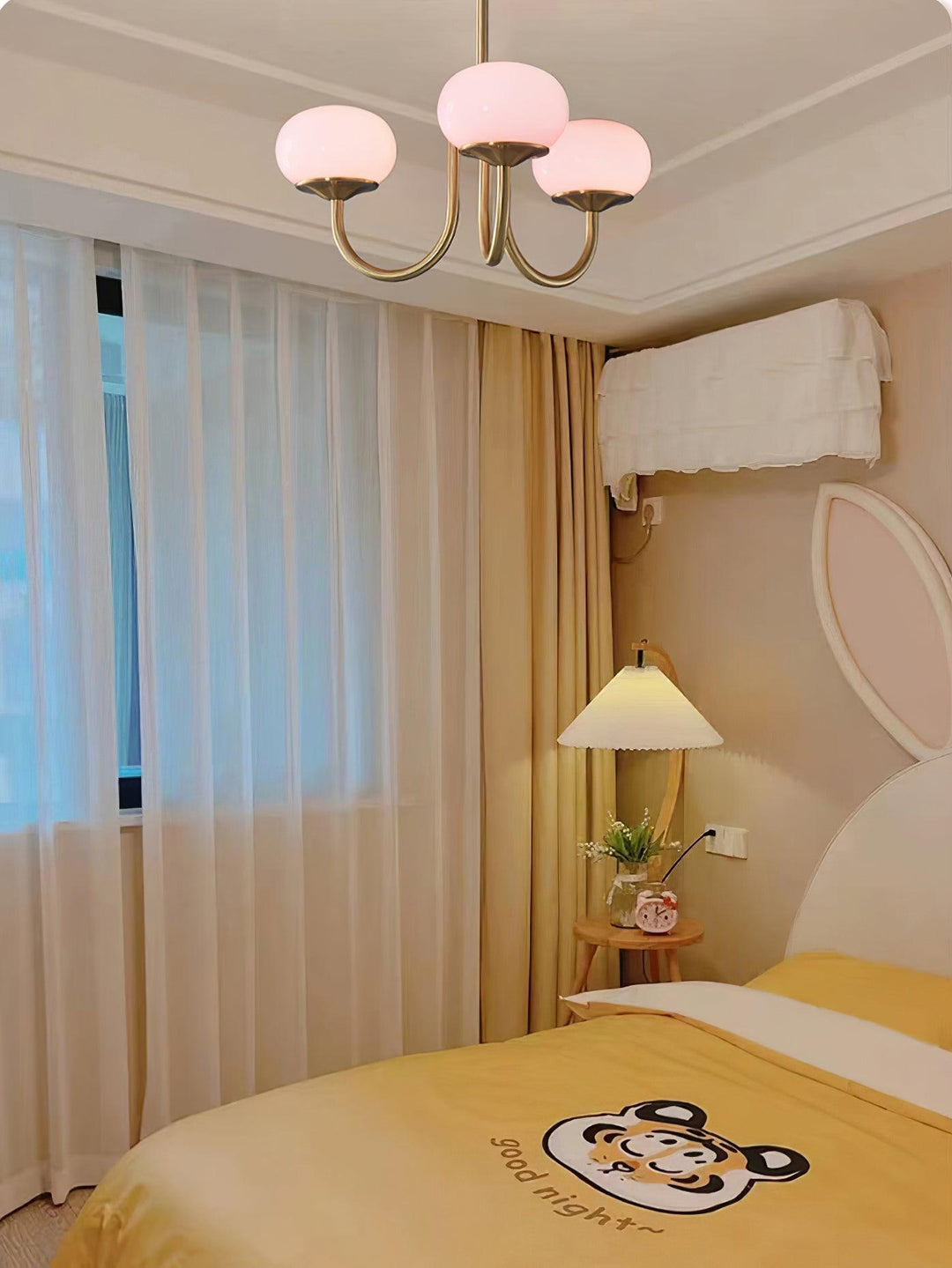 Rosa Kronleuchter im Kinderzimmer, modernes Design, Schlafzimmerbeleuchtung, Deckenlampe.