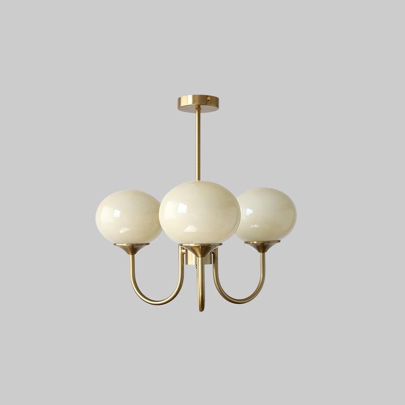 Goldene Kronleuchter mit drei weißen Glaskugeln, modernes Design, Deckenleuchte.
