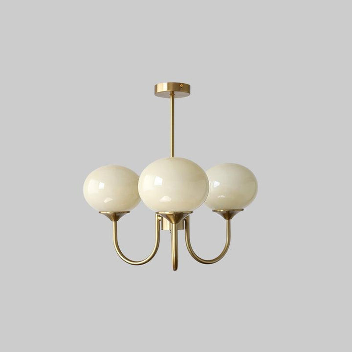 Goldene Kronleuchter mit drei weißen Glaskugeln, modernes Design, Deckenleuchte.