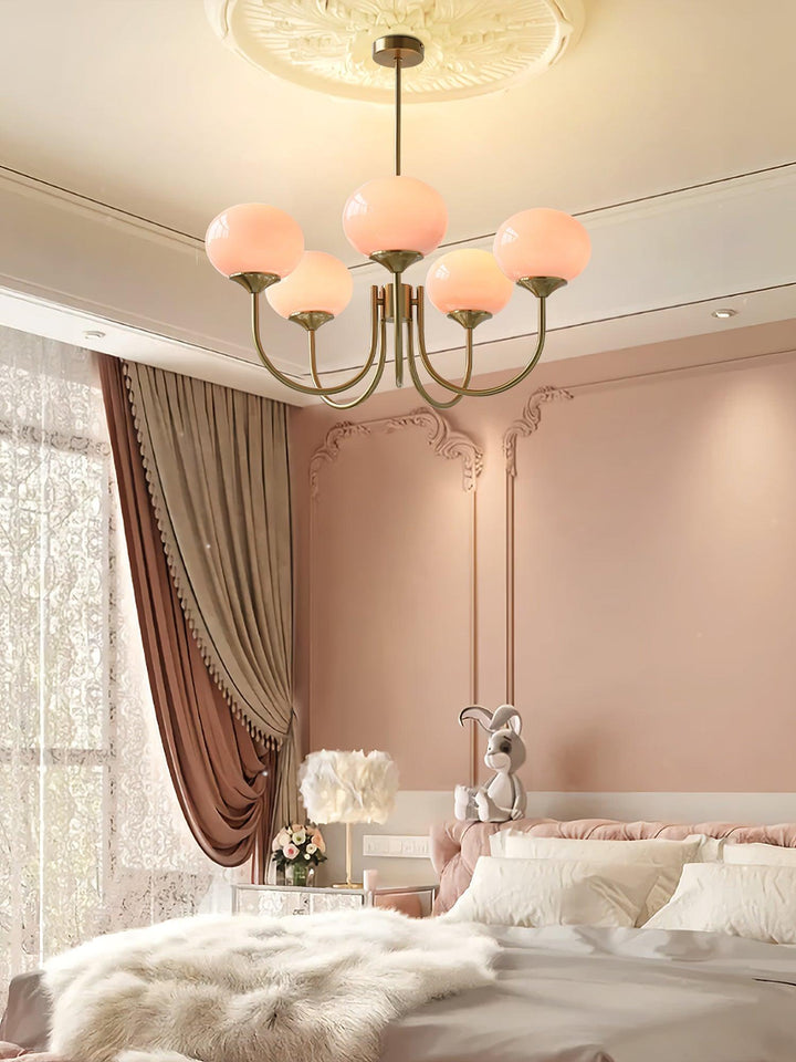 Rosa Kronleuchter im Schlafzimmer, moderne Beleuchtung, Glas, Metall, elegante Inneneinrichtung.