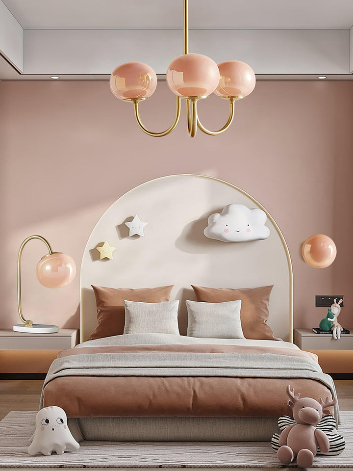 Rosa Kronleuchter im Kinderzimmer, modernes Design, goldene Akzente, verspielte Dekoration.