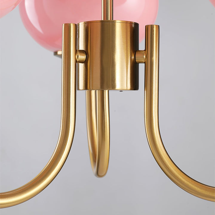 Goldene Kronleuchter mit rosa Glaskugeln, modernes Design, Wohnzimmerbeleuchtung.