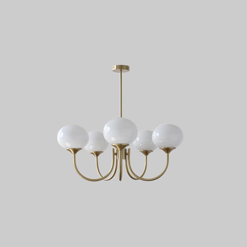 Goldene Kronleuchter mit weißen Glaskugeln, modernes Design, Wohnzimmerbeleuchtung.