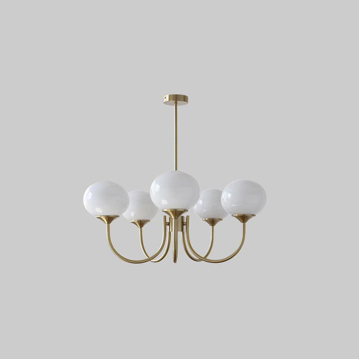 Goldene Kronleuchter mit weißen Glaskugeln, modernes Design, Wohnzimmerbeleuchtung.
