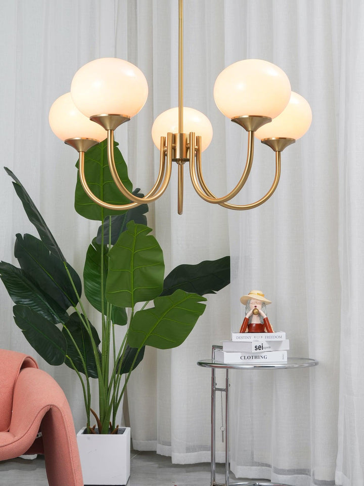 Stilvolle Kronleuchter mit Rosa Glasschirmen für Innenräume