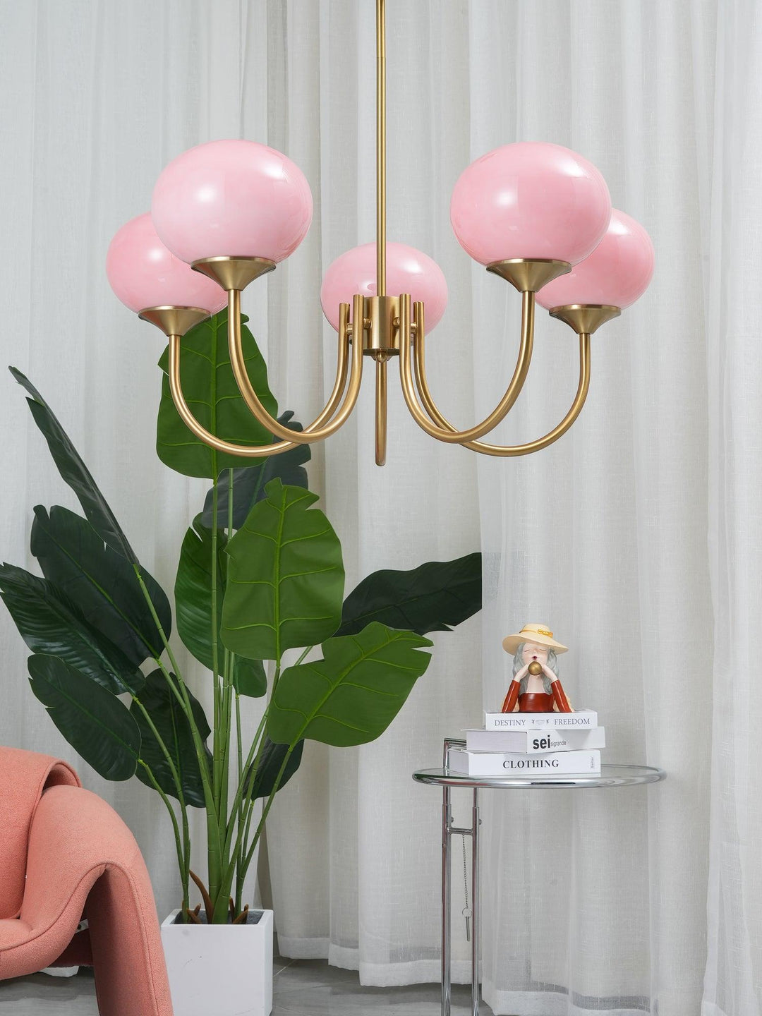 Rosa Kronleuchter mit goldenen Akzenten, moderne Beleuchtung, Wohnzimmer, Inneneinrichtung.