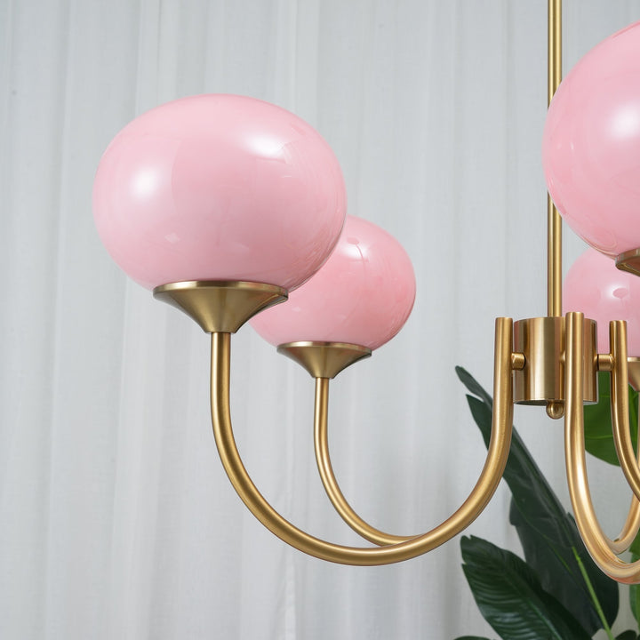 Rosa Kugelleuchter mit goldenen Armen, modernes Design, Wohnzimmerbeleuchtung, Glas und Metall.