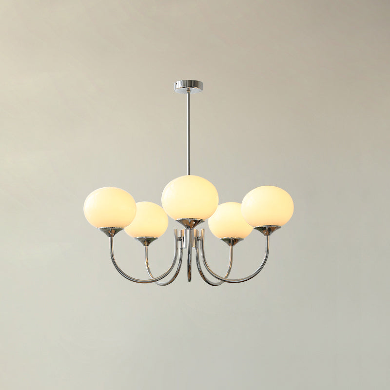 Moderne Kronleuchter mit fünf weißen Glaskugeln, Chromgestell, elegantes Design.