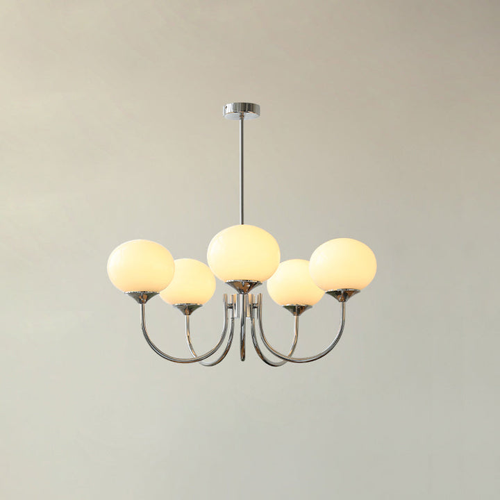 Moderne Kronleuchter mit fünf weißen Glaskugeln, Chromgestell, elegantes Design.