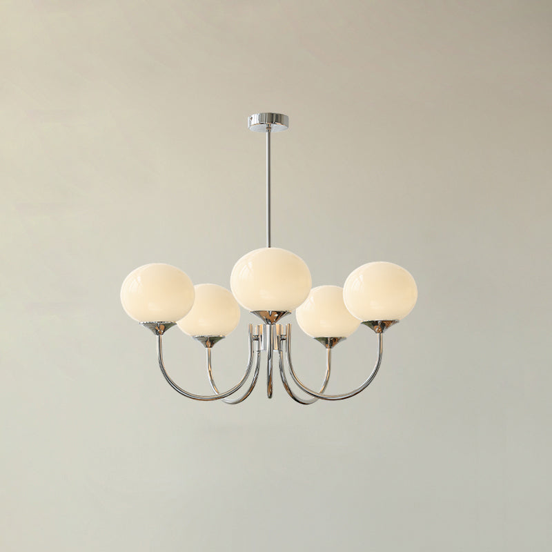 Moderne Kronleuchter mit fünf weißen Glaskugeln, verchromtes Gestell, elegantes Design.