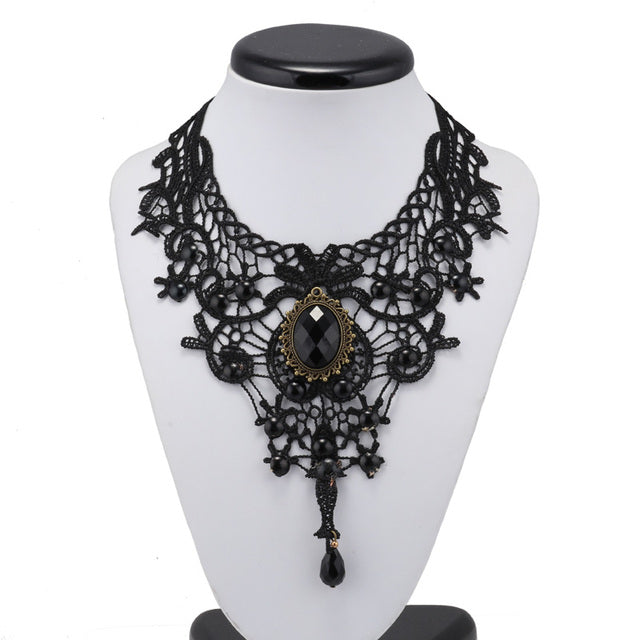 Schwarze Spitzenhalskette mit Kristallanhänger, Gothic-Stil, Damenmode, elegant, Party-Accessoire.