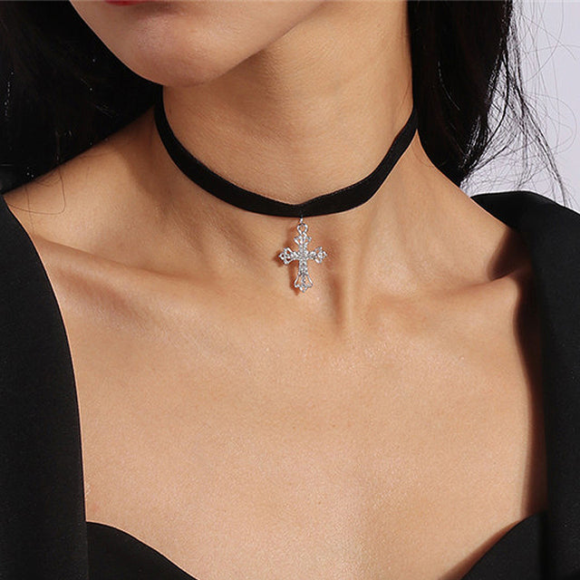 Schwarzes Samt-Choker mit Kreuzanhänger, Damenmode, Punk-Stil, Kristall, Schmuck.