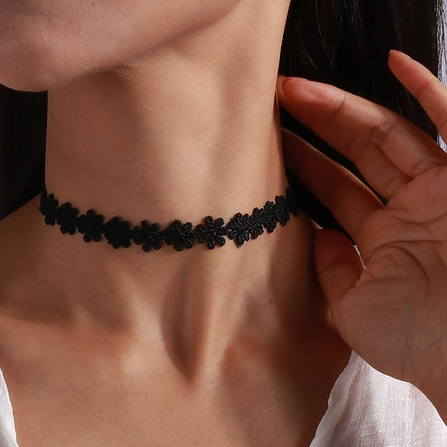 Schwarzer Samt-Choker mit Blumenmuster, Damen-Halskette, Punk-Stil, modisch, elegant.
