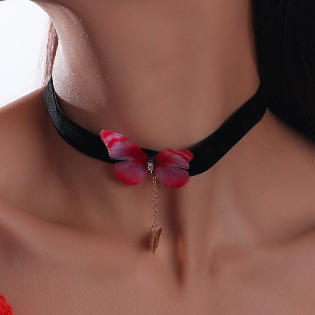 Schwarzes Samt-Choker mit rotem Schmetterling, Kristallanhänger, Damenmode, Punk-Stil.