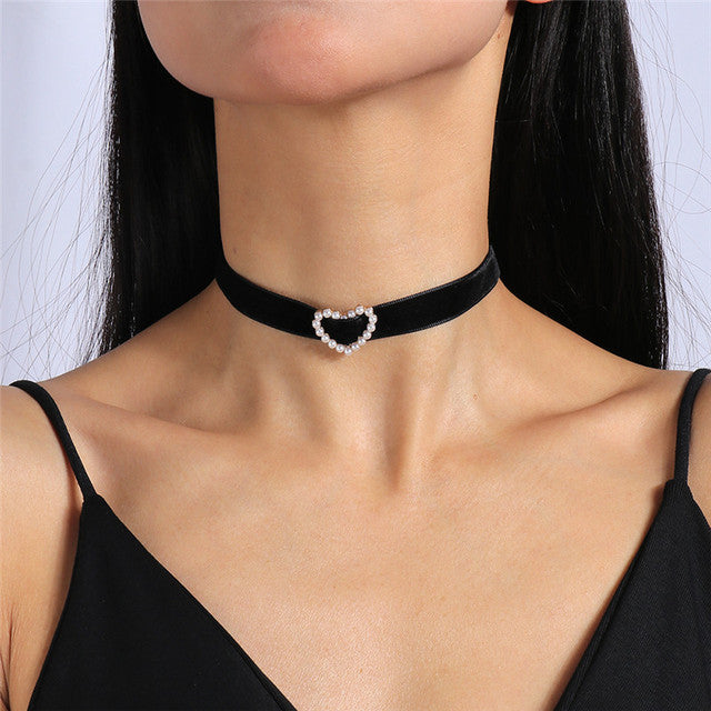 Schwarzes Samt-Choker mit Kristall-Herzanhänger, Damenmode, Punk-Stil, Party-Accessoire.