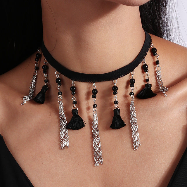 Schwarzer Samt-Choker mit silbernen Ketten und Quasten, Punk-Stil, Damenmode.