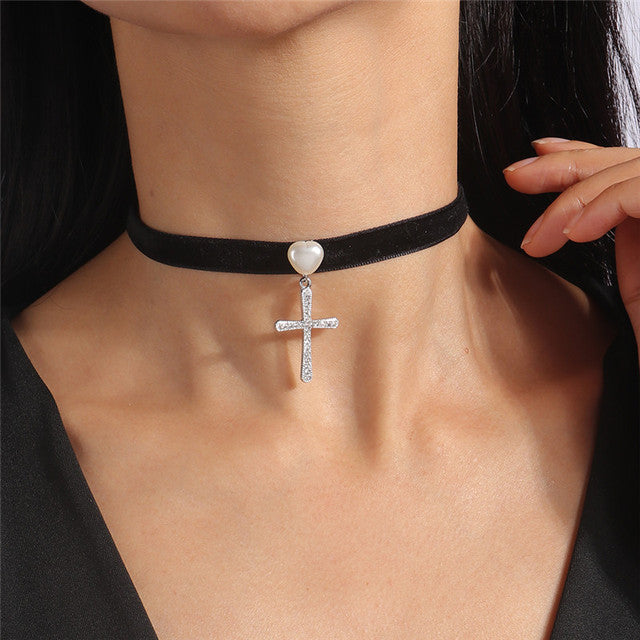 Schwarzer Samt-Choker mit Kreuzanhänger und Kristallherz, Damenmode, Punk-Stil.