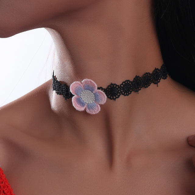 Schwarzes Spitzen-Choker mit rosa Blume, Damenmode, Punk-Stil, Statement-Schmuck.