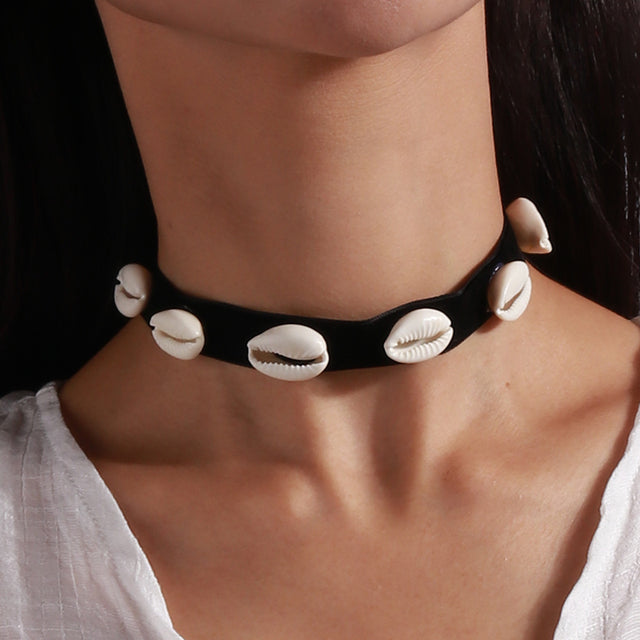 Schwarzes Samt-Choker mit weißen Muscheln, Damenmode, Punk-Stil, Statement-Schmuck.
