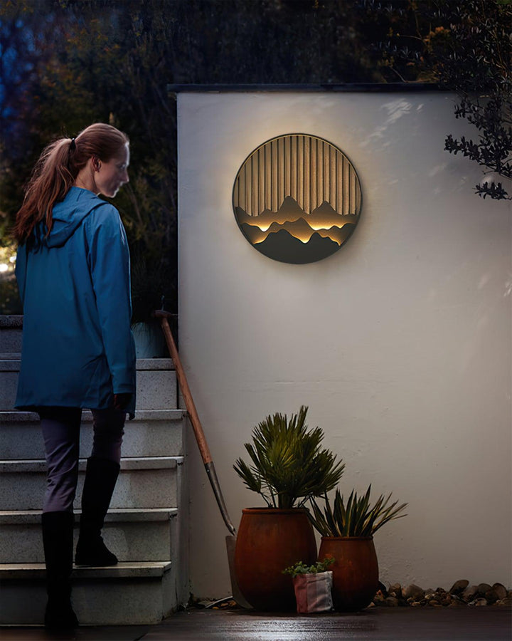 Moderne Outdoor Wandleuchte mit Bergmotiv