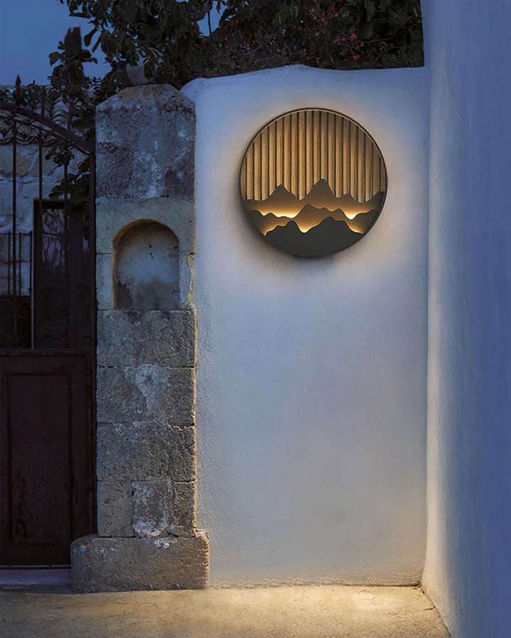 Moderne Outdoor Wandleuchte mit Bergmotiv