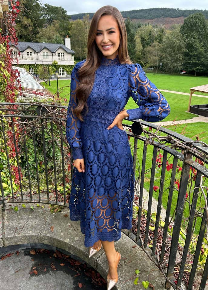 Damen Spitzenkleid mit eleganter Figurbetonung - Verschiedene Farben