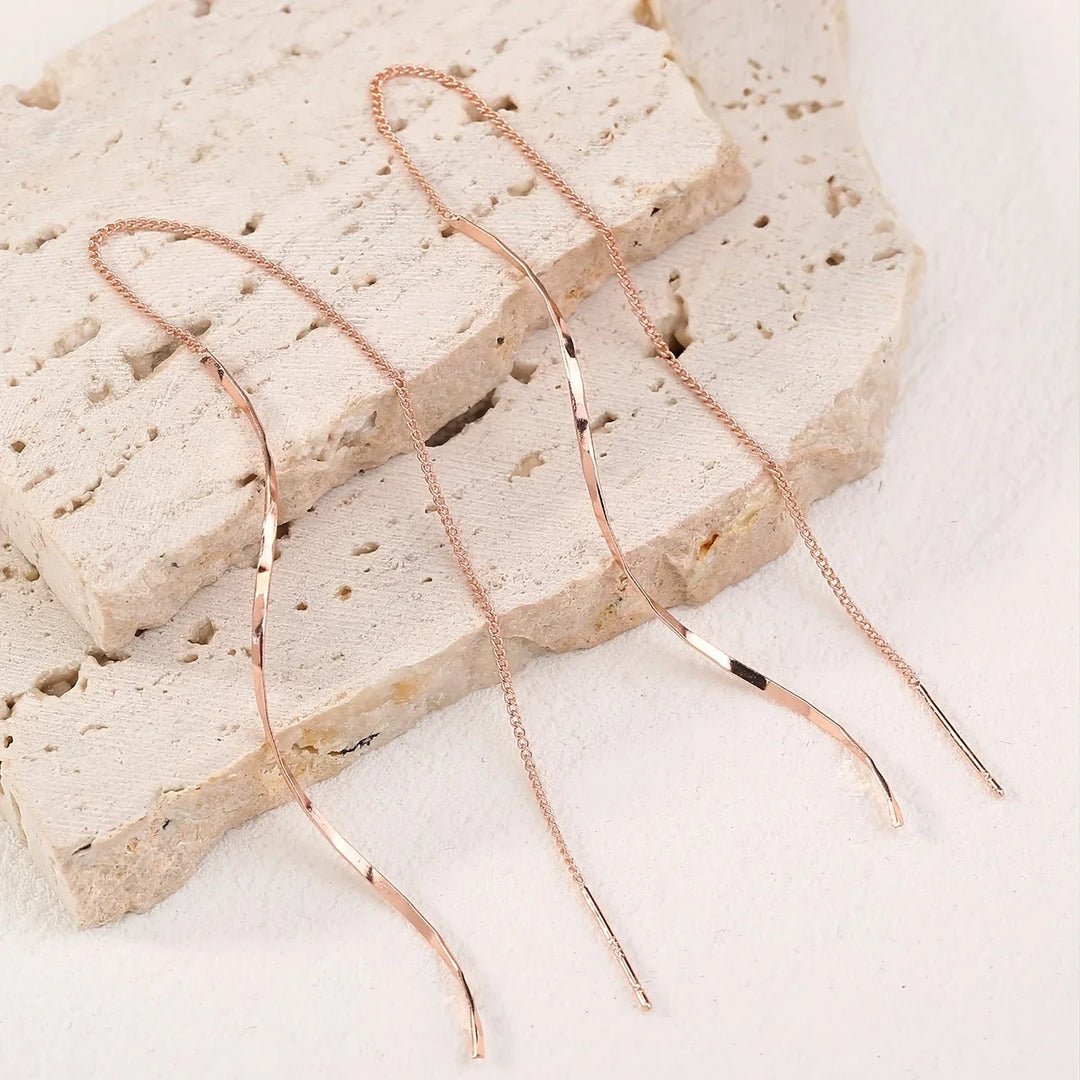 Roségoldene Ohrringe, lange Kette, minimalistisches Design, Schmuck für Damen, elegant.