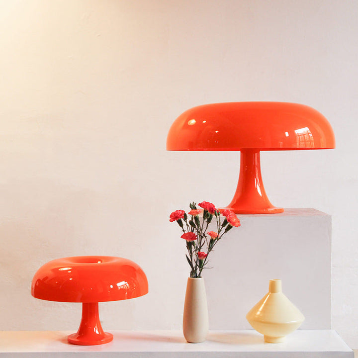 Minimalistische Tischlampe im skandinavischen Pilz-Stil