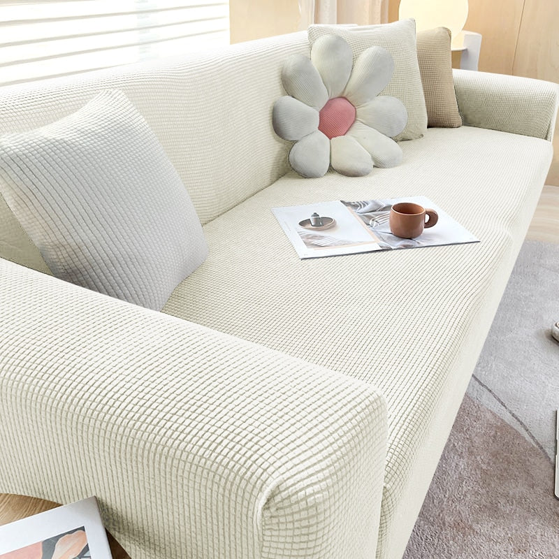 Beige Sofa mit Kissen, Blumenform, Wohnzimmer, modernes Design, gemütlich, skandinavischer Stil.