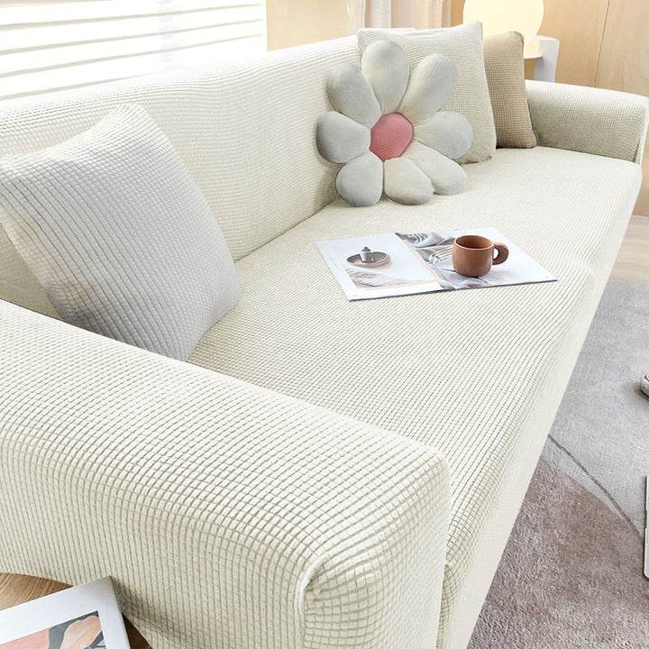 Beige Sofa mit Kissen, Blumenform, Wohnzimmer, modernes Design, gemütlich, skandinavischer Stil.