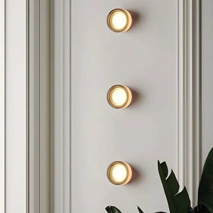 Moderne Dimple Sconce Wandlampe aus Acryl und Aluminium