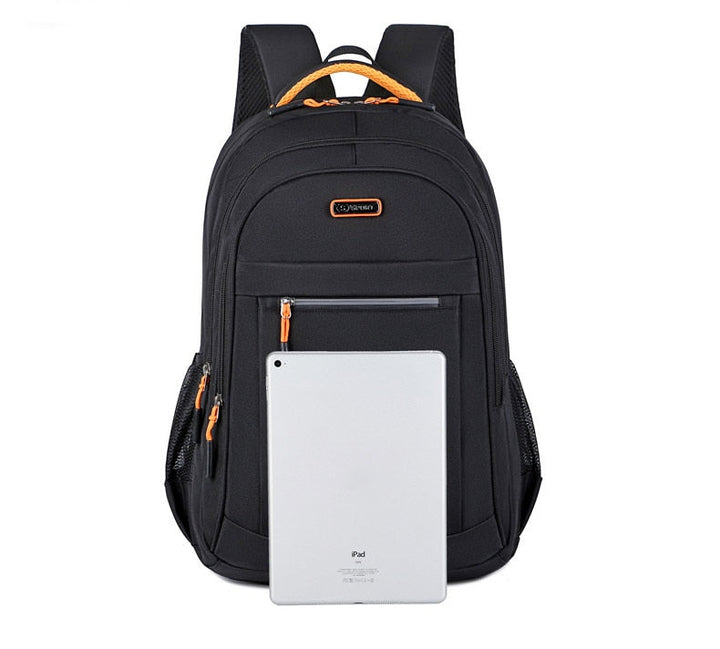 Schwarzer Laptop-Rucksack mit orangefarbenen Akzenten, iPad-kompatibel, ideal für Reisen.