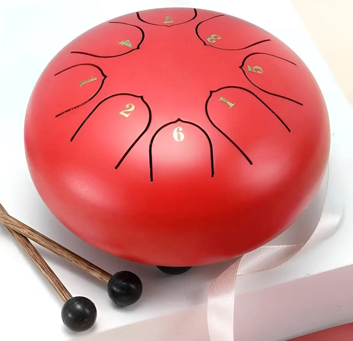 Rote Stahlzungentrommel mit Zahlen, inklusive Schlägel und Tasche, ideal für Musiktherapie.