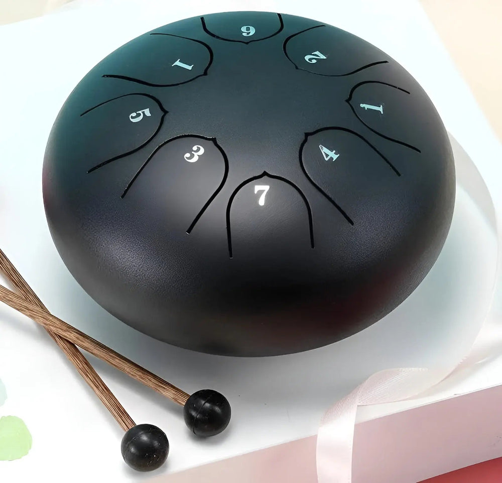 Schwarze Stahlzungentrommel mit Zahlen, inklusive Schlägel und Tragetasche, für Musiktherapie.